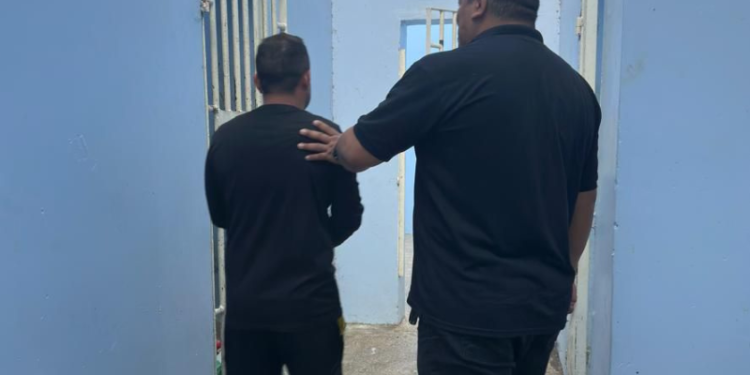 VÍDEO: filho é preso após agredir pai idoso com golpes de vassoura no AM