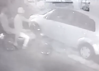 VÍDEO: carro de PM é incendiado em ataque criminoso no bairro Santo Antônio