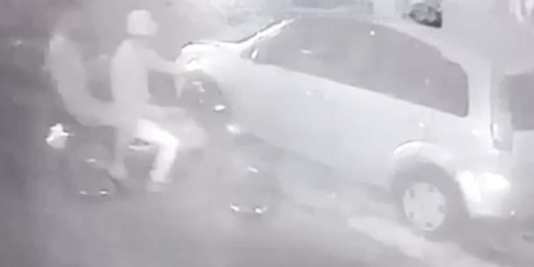 VÍDEO: carro de PM é incendiado em ataque criminoso no bairro Santo Antônio