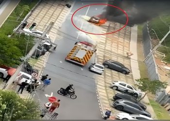 VÍDEO: carro pega fogo e cinco ocupantes escapam em Manaus
