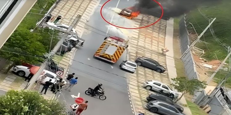 VÍDEO: carro pega fogo e cinco ocupantes escapam em Manaus