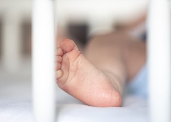 Pais são presos por torturar bebê de um mês; suspeita de abuso sexual é apurada