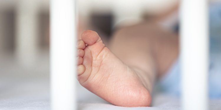 Pais são presos por torturar bebê de um mês; suspeita de abuso sexual é apurada