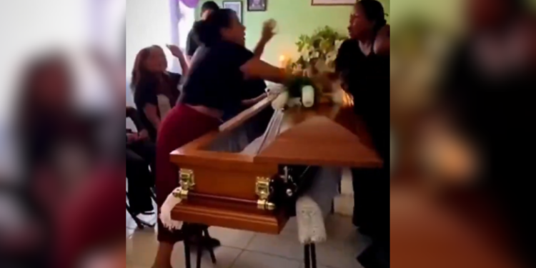 VÍDEO: funeral tem pancadaria após mulheres descobrirem traição do morto