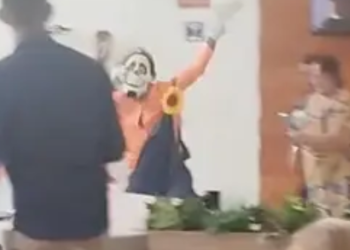 Caso Benício: homem vestido de palhaço protesta em hospital de Manaus; VEJA