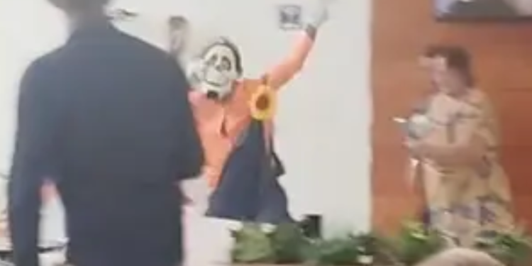 Caso Benício: homem vestido de palhaço protesta em hospital de Manaus; VEJA