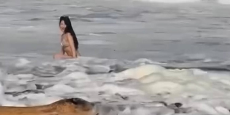 VÍDEO: influenciadora desaparece em vídeo após ser puxada por correnteza