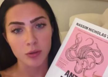 Jade Picon compra livro pela capa, mas desiste de ler pelo número de páginas