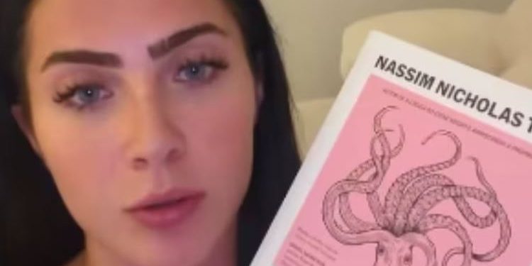 Jade Picon compra livro pela capa, mas desiste de ler pelo número de páginas