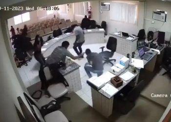 Homem que invadiu júri e atirou em réu por vingança é absolvido em PE