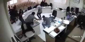 Homem que invadiu júri e atirou em réu por vingança é absolvido em PE