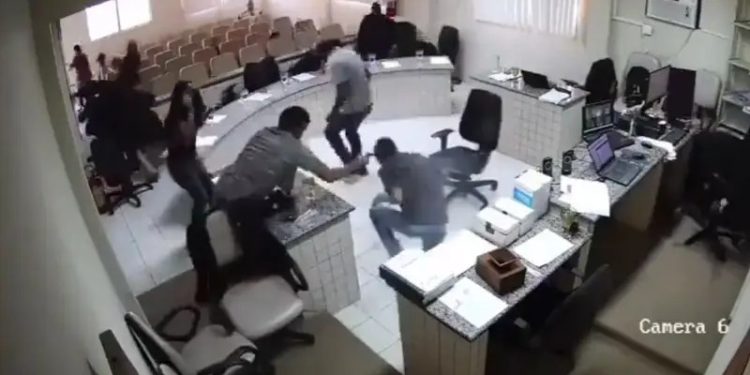 Homem que invadiu júri e atirou em réu por vingança é absolvido em PE