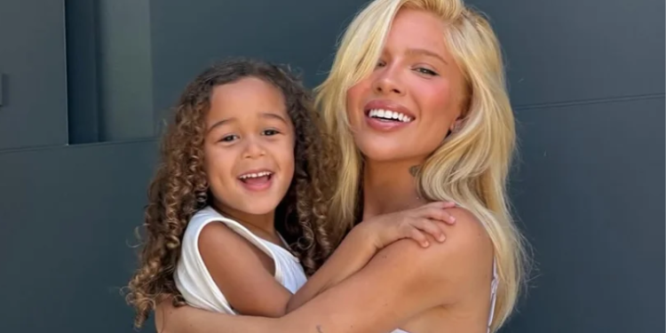 Filha de Karoline Lima e Éder Militão tem hipermobilidade articular: “Pernas tortas”