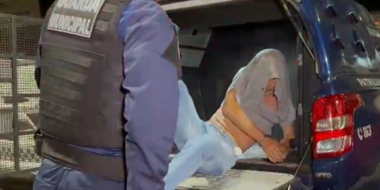 Suspeito tenta roubar carro de idosos pela 2ª vez e é agredido em Manaus; VEJA