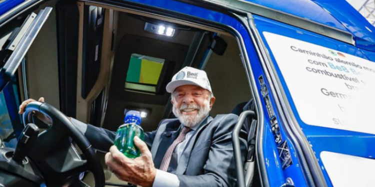 “Brasil cansou de ser pequeno”, diz Lula na maior feira industrial do mundo