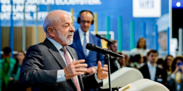 “Era da fake news”: Lula diz que mundo ‘não pode ser dirigido por mentiras’