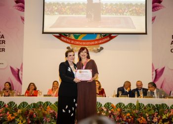 Presidente do TRE-AM recebe Medalha de Honra ao Mérito à Mulher do TCE-AM