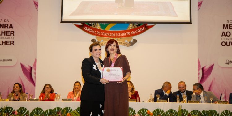 Presidente do TRE-AM recebe Medalha de Honra ao Mérito à Mulher do TCE-AM