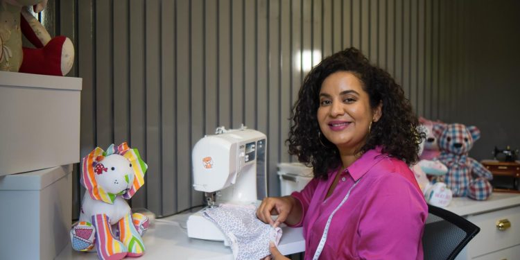 Jornalista amazonense transforma memórias de tecido em refúgio emocional
