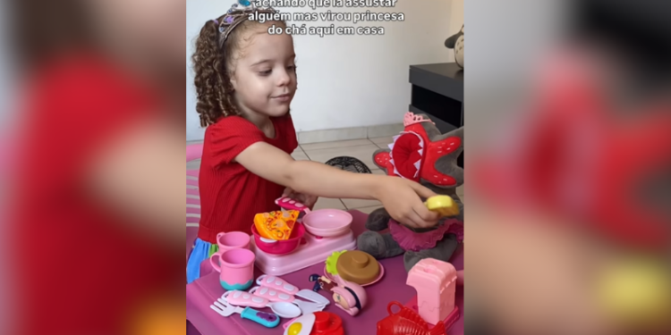 ‘Chá da tarde’ de criança viraliza com ‘Demogorgon’ de princesa; VEJA