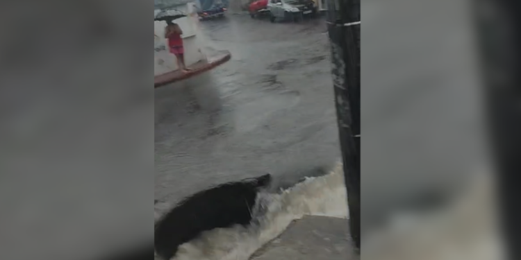 VÍDEO: menino cai em bueiro durante forte chuva em Manaus e é resgatado