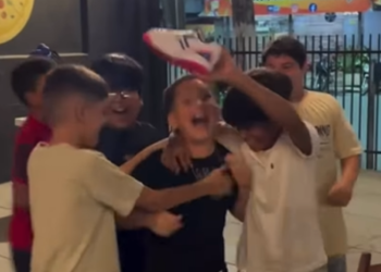 VÍDEO: após bullying, menino ganha chuteira nova e celebra com amigos