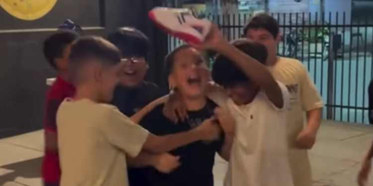 VÍDEO: após bullying, menino ganha chuteira nova e celebra com amigos