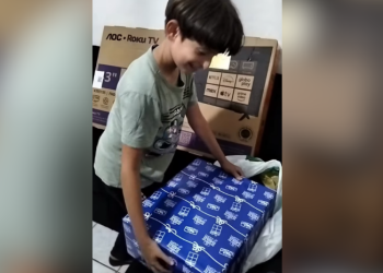 Após reação emocionante, menino com autismo é presenteado com PS4; VEJA