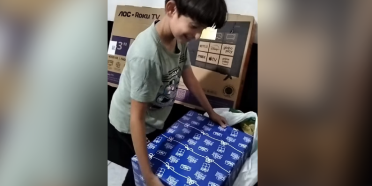 Após reação emocionante, menino com autismo é presenteado com PS4; VEJA