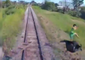 VÍDEO: menino é lançado a 7 metros de distância após trem atingir caminhonete