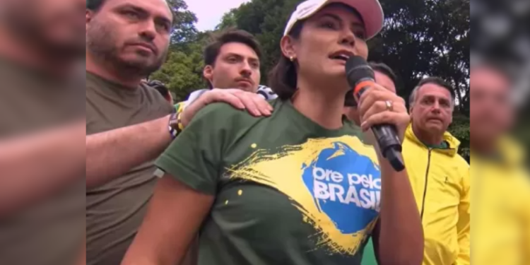 Michelle diz que saúde de Bolsonaro evoluiu; Carlos havia relatado piora
