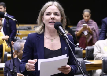 Gleisi deixa governo federal e anuncia pré-candidatura ao Senado pelo Paraná