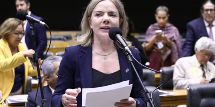 Gleisi deixa governo federal e anuncia pré-candidatura ao Senado pelo Paraná