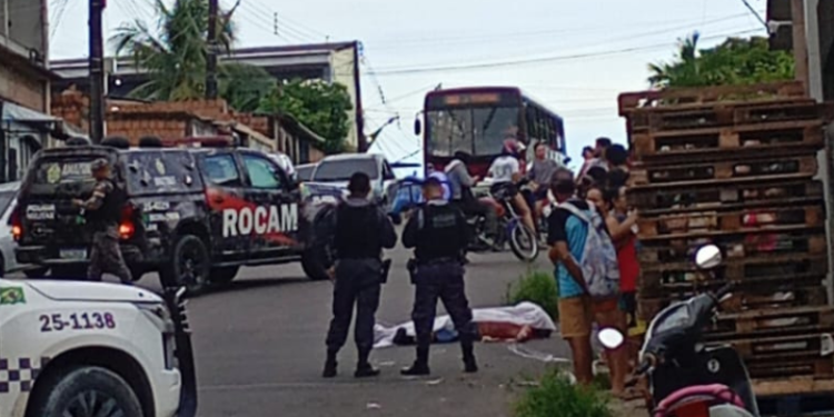 VÍDEO: homem é executado no Jorge Teixeira após assalto; um suspeito é preso