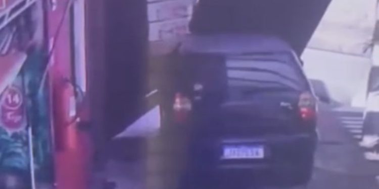 VÍDEO: homem quebra portão e foge sem pagar motel de Manaus