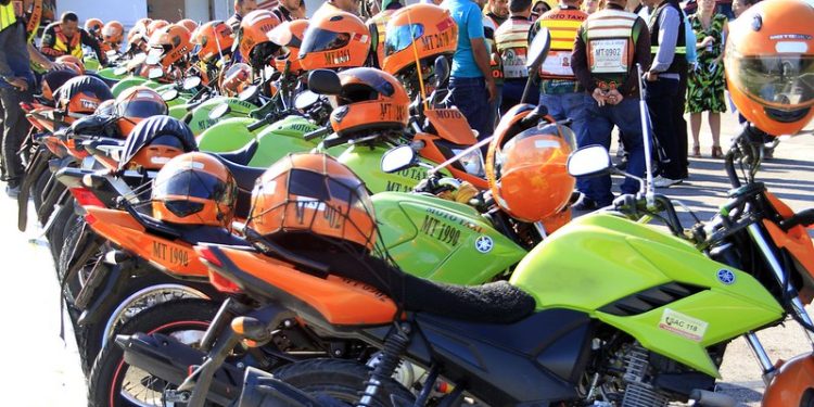 Roberto Cidade inicia cursos e entrega CNHs a mototaxistas em Manaus