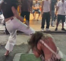 Turista embriagada provoca mulheres na rua e acaba levando surra; VEJA