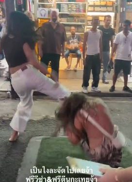 Turista embriagada provoca mulheres na rua e acaba levando surra; VEJA