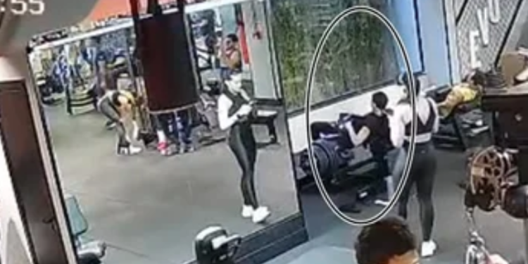 ‘Cinto soltou’: jovem faz elevação pélvica com 180 kg e fratura os joelhos; VEJA