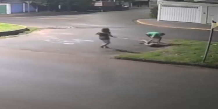 VÍDEO: mulher é perseguida, agredida e morta pelo ex-compnaheiro na rua