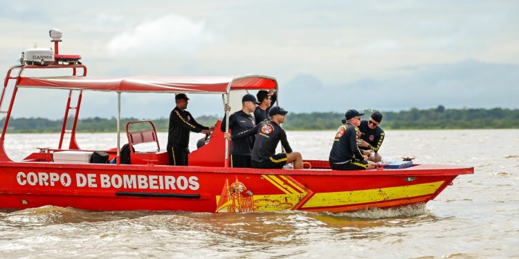 Naufrágio de lancha: buscas continuam duas vezes por semana em Manaus