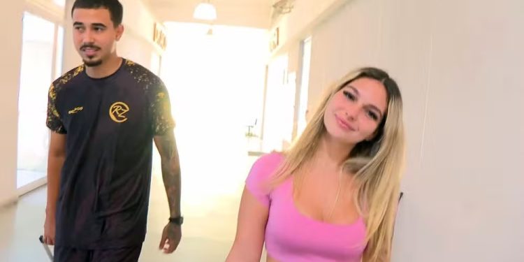 “Tô bonita?”: suspeita ironiza ao chegar à delegacia após operação no RJ