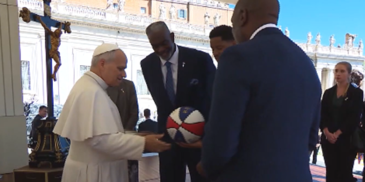 VÍDEO: Papa Leão viraliza ao brincar com bola de basquete na Praça de São Pedro