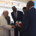 VÍDEO: Papa Leão viraliza ao brincar com bola de basquete na Praça de São Pedro
