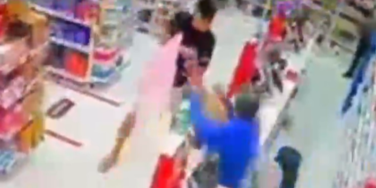 VÍDEO: PM reage a tentativa de assalto e mata suspeito dentro de farmácia