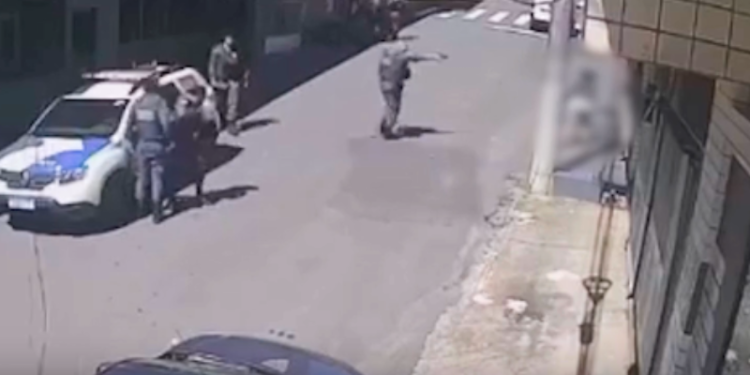 VÍDEO: PM que estava afastado das ruas mata mulheres após discussão