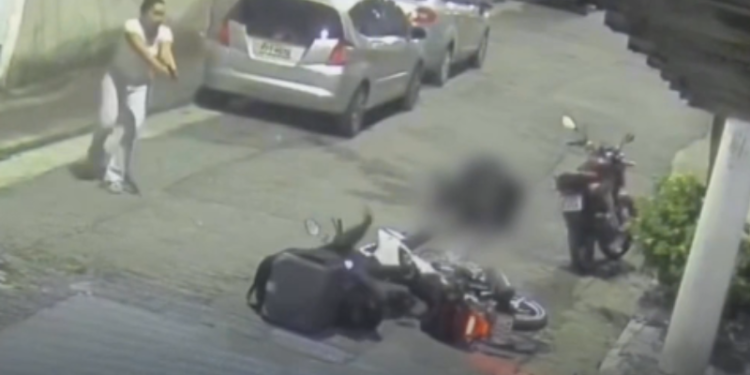 VÍDEO: PM reage a assalto enquanto voltava para casa e mata criminosos