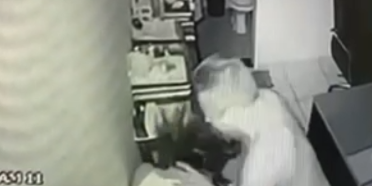 PROCURADO: novo vídeo mostra policial agredindo mulher em Manaus; VEJA