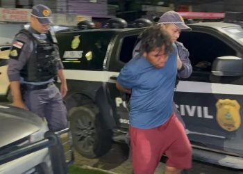 VÍDEO: homem bêbado é preso após morder seios de funcionária em Manaus