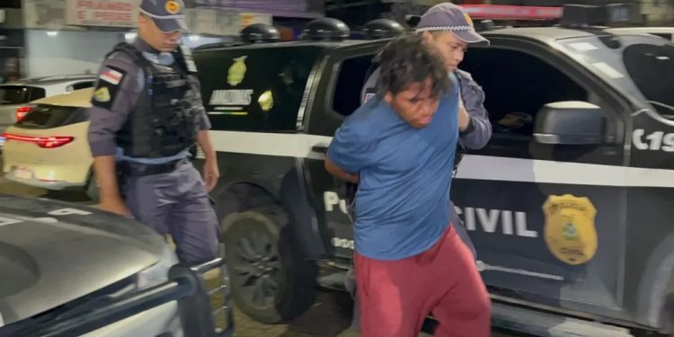 VÍDEO: homem bêbado é preso após morder seios de funcionária em Manaus